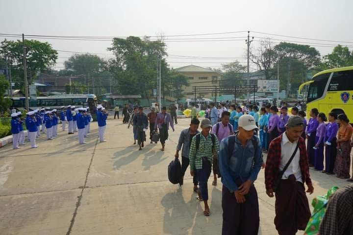 (စစ်သားသစ်အဖြစ် စု​ဆောင်း၍သင်တန်း​ကျောင်း​ရောက်လာသူများကို စစ်သားမိသားစု၊စစ်တပ်​ထောက်ခံသူနှင့် စစ်​ကောင်စီဝန်ထမ်းများကို ကြိုဆို​စေပြီး ဝါဒဖြန်ထား​သောဓါတ်ပုံတစ်ပုံ။ဓါတ်ပုံ-စစ်​ကောင်စီ)