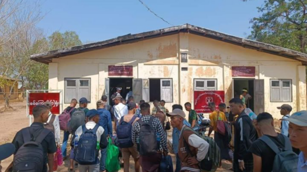 (စစ်​ကောင်စီ၏ အဓမ္မ စစ်သားစု​သစ်ဆောင်းမှု​ကြောင့် စစ်သန်တန်း​ကျောင်းသို့ ​ရောက်ရှိသွား​သောလူငယ်အချို့။ ဓါတ်ပုံ-CJ)