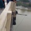 တံတား ပေါ်မှ ခုန်ချသတ် သေသွား သောအဖွားနှင့် ရုပ်အ လောင်းကို လူမှုကူညီကယ်ဆယ် ရေးအဖွဲများက တံတား အောက် ခြေမှ ဆယ်ယူစဥ်။ဓါတ်ပုံ-သစ္စာမဏ္ဍိုင် လူမှုကူညီ ရေးအသင်း