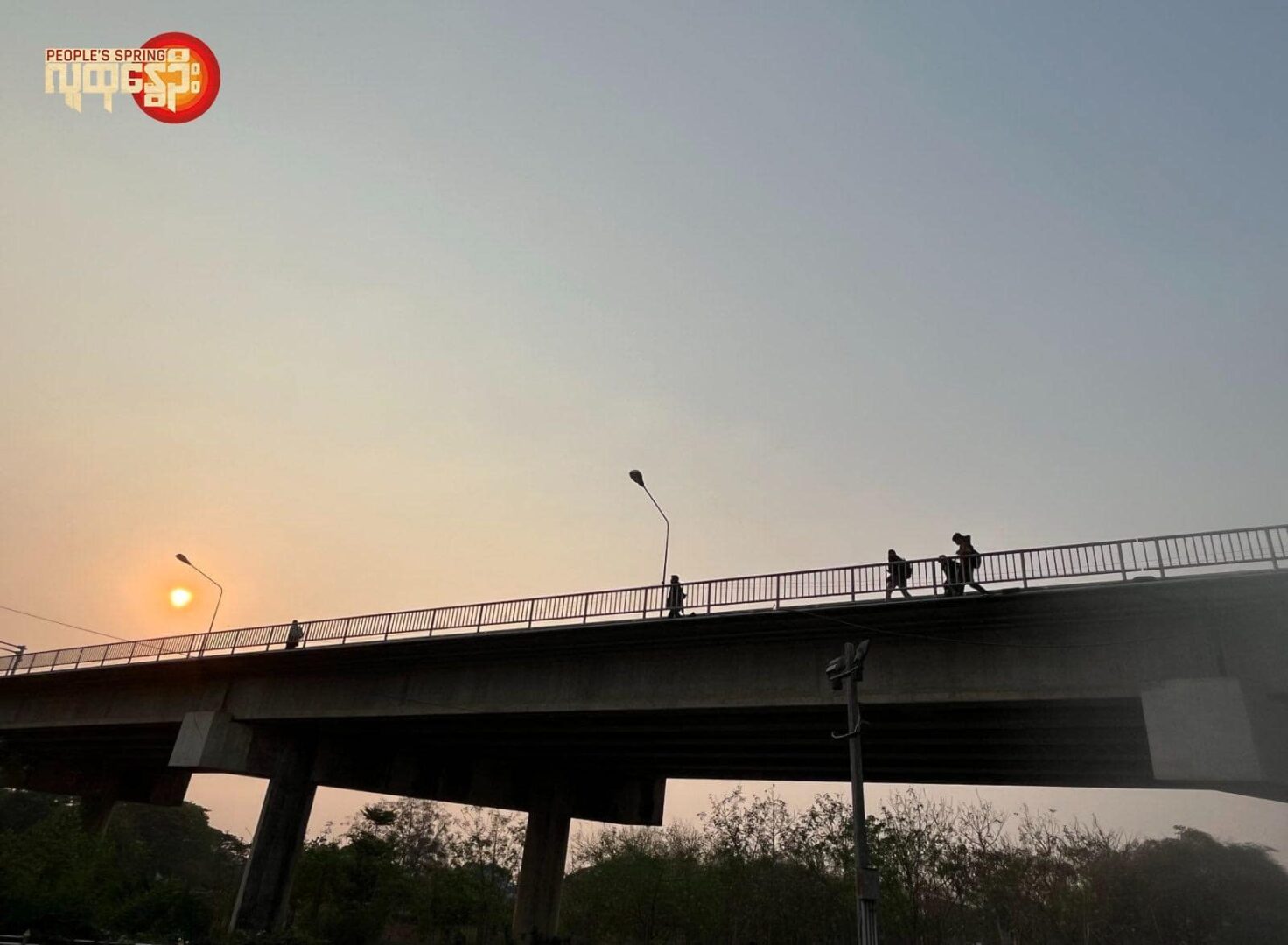 (မဲဆောက် - မြဝတီ အမှတ်(၁)တံတားအောက်တွင် နေရာယူထားသော ကရင်ပူးပေါင်းတပ်မှ ရဲဘော်များအား မြင်တွေ့ရစဉ်။ ဓာတ်ပုံ - PS)