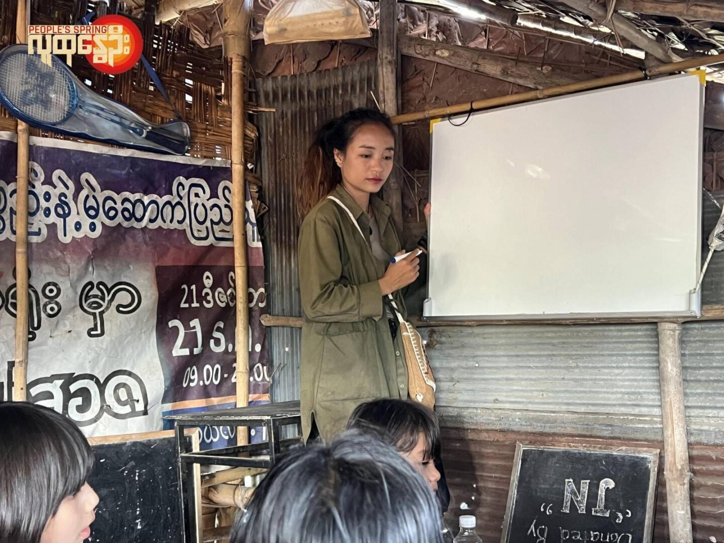 (မဲဆောက်မြို့က ငါတို့စာသင်ကျောင်း တည်ထောင်ပြီးစာသင်စာသင်ကြားပေးနေတဲ့ဆရာမအနော်နဲ့ ပညာသင်ကြားနေတဲ့စစ်ဘေးရှောင်မြန်မာကလေးငယ်တွေ။ ။ဓါတ်ပုံ-လက်သွေး)