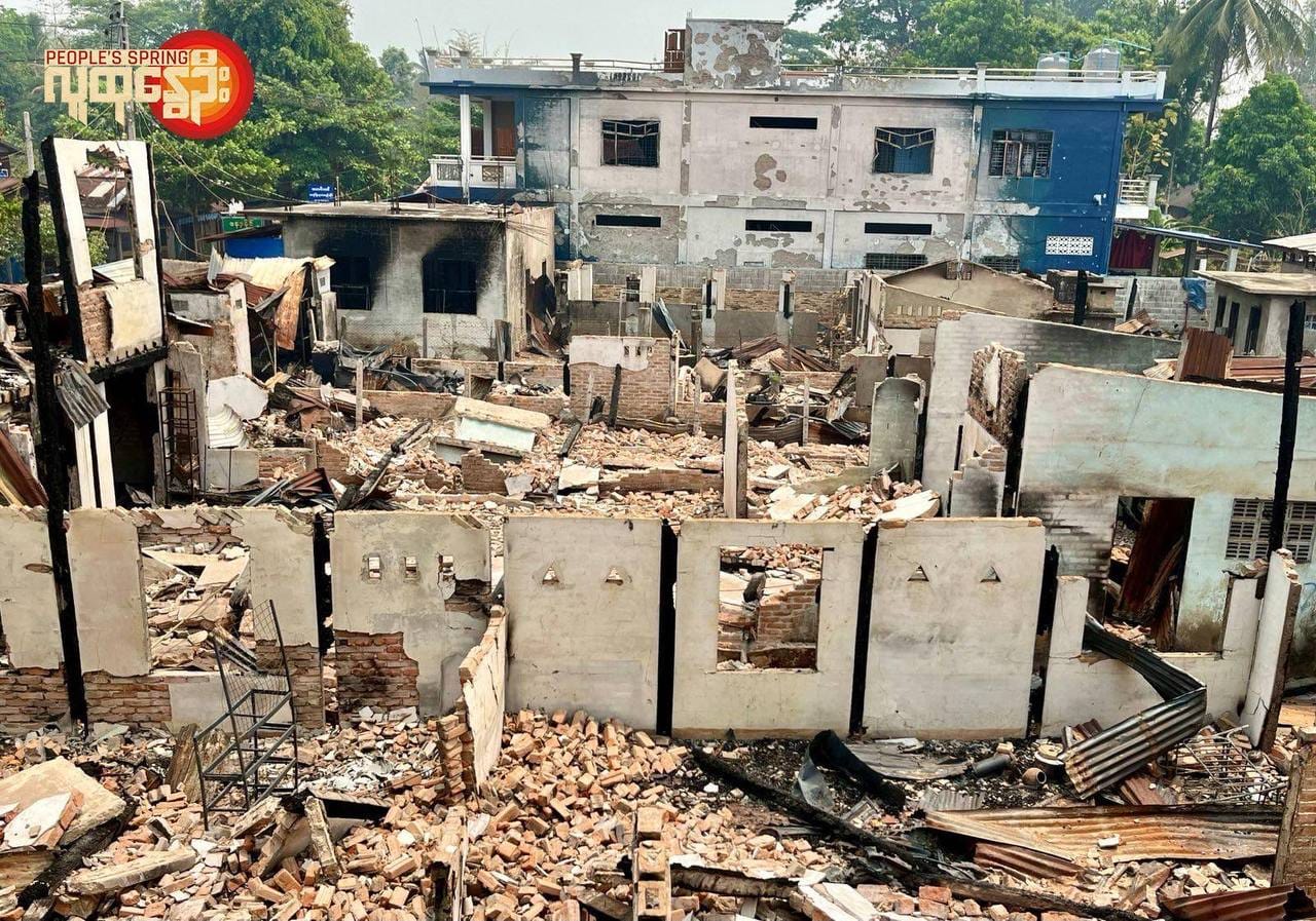 (ကော့ကရိတ်မြို့နယ်ရှိ စစ်ကောင်စီ လက်နက်ကြီးပစ်ခတ်မှုကြောင့် ပျက်စီးမှုများအား ကျားဖြူဒုစစ်ကြောင်းမှူးနှင့်အဖွဲ့ လိုက်လံကြည့်ရှု့နေစဉ်။ ဓာတ်ပုံ - People's Spring)