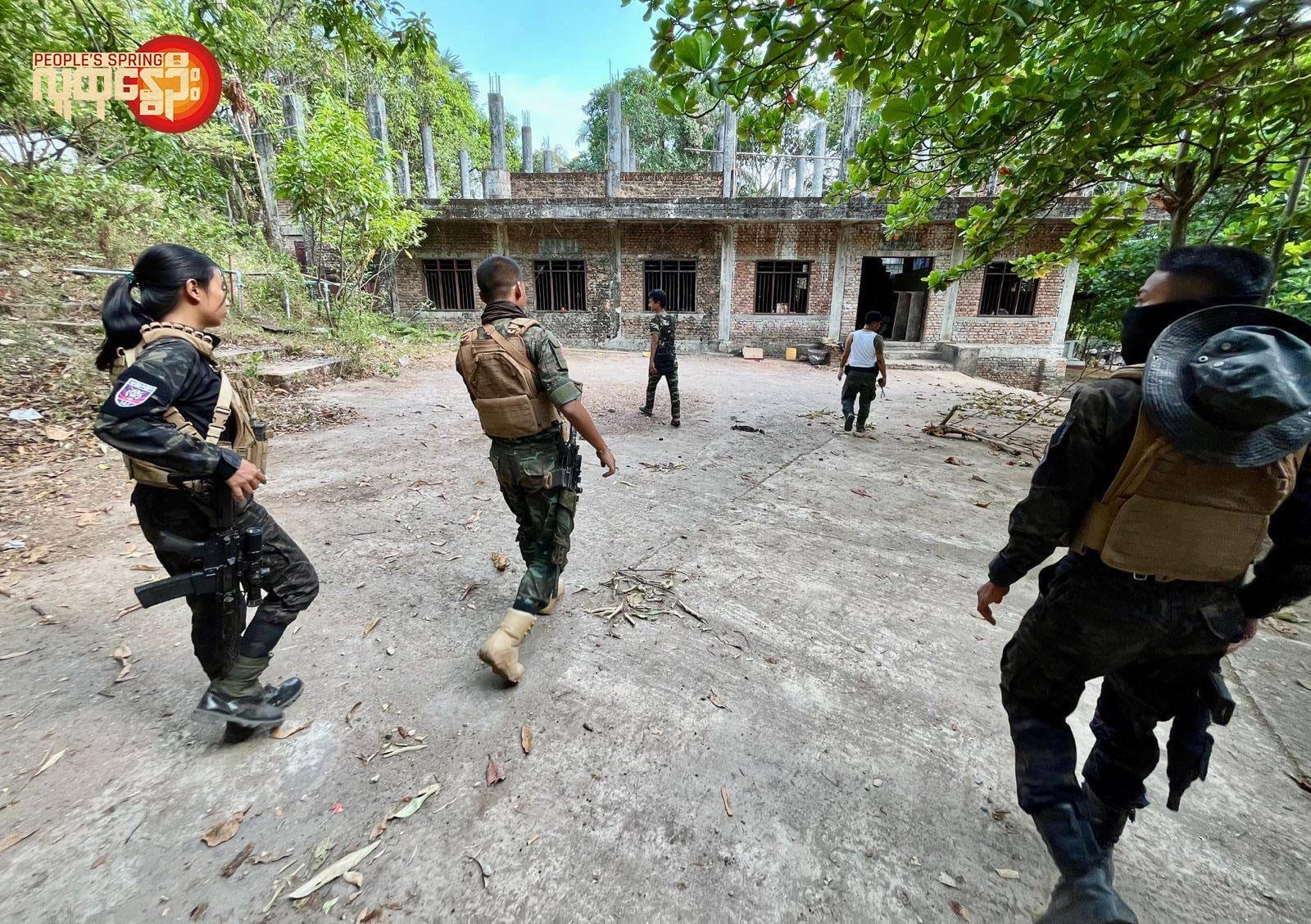 (ကော့ကရိတ်မြို့နယ်ရှိ စစ်ကောင်စီ လက်နက်ကြီးပစ်ခတ်မှုကြောင့် ပျက်စီးမှုများအား ကျားဖြူဒုစစ်ကြောင်းမှူးနှင့်အဖွဲ့ လိုက်လံကြည့်ရှု့နေစဉ်။ ဓာတ်ပုံ - People's Spring)