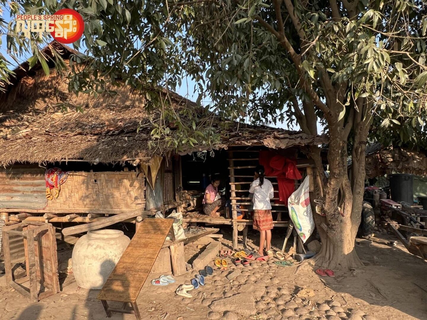 (မဲဆောက်မြို့က ငါတို့စာသင်ကျောင်း တည်ထောင်ပြီးစာသင်စာသင်ကြားပေးနေတဲ့ဆရာမအနော်နဲ့ ပညာသင်ကြားနေတဲ့စစ်ဘေးရှောင်မြန်မာကလေးငယ်တွေ။ ။ဓါတ်ပုံ-လက်သွေး)