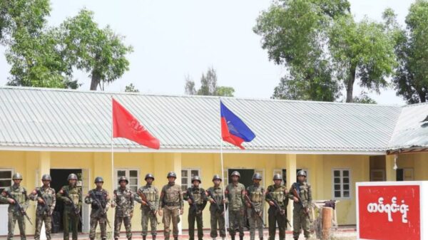 (ရခိုင်ပြည်နယ်ရှိစစ်​ကောင်စီတပ်စခန်းများဆက်တိုက်ထိုးစစ်ဆင်သိမ်းယူ​နေ​သော ရက္ခိုင့်တပ်​တော်-AA။ ဓါတ်ပုံ-AA Info Desk)