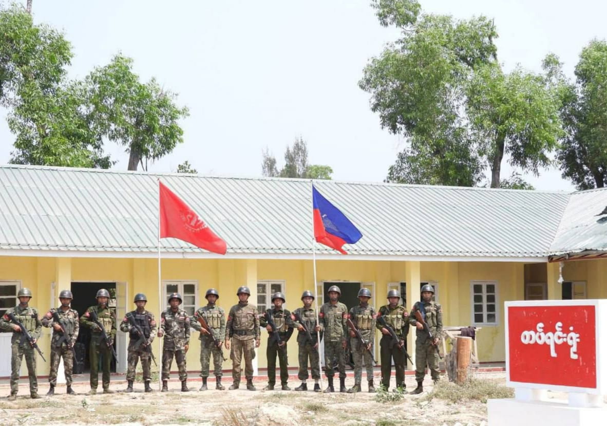 (ရခိုင်ပြည်နယ်ရှိစစ်​ကောင်စီတပ်စခန်းများဆက်တိုက်ထိုးစစ်ဆင်သိမ်းယူ​နေ​သော ရက္ခိုင့်တပ်​တော်-AA။ ဓါတ်ပုံ-AA Info Desk)