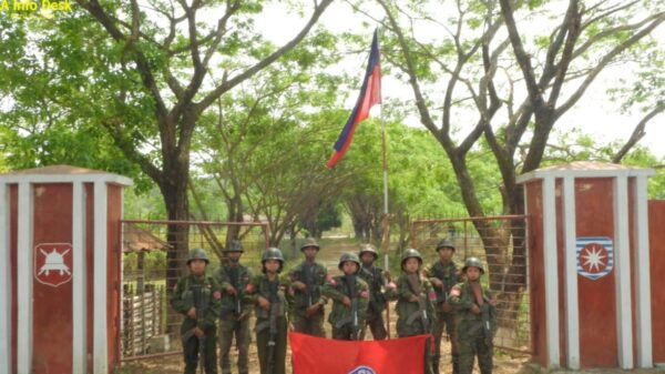 (ခမရ ၅၆၄ ​မြေပုံနှင့် ခမရ ၅၆၄ တပ်ရင်းကို သိန်းပိုက်ပြီး​နောက်​တွေ့ရစဥ်။ဓါတ်ပုံ-AA Info Desk)