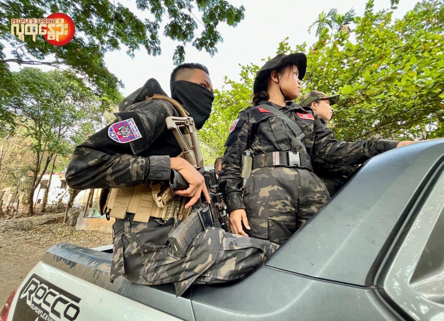 (ကော့ကရိတ်မြို့နယ်ရှိ စစ်ကောင်စီ လက်နက်ကြီးပစ်ခတ်မှုကြောင့် ပျက်စီးမှုများအား ကျားဖြူဒုစစ်ကြောင်းမှူးနှင့်အဖွဲ့ လိုက်လံကြည့်ရှု့နေစဉ်။ ဓာတ်ပုံ - People's Spring)