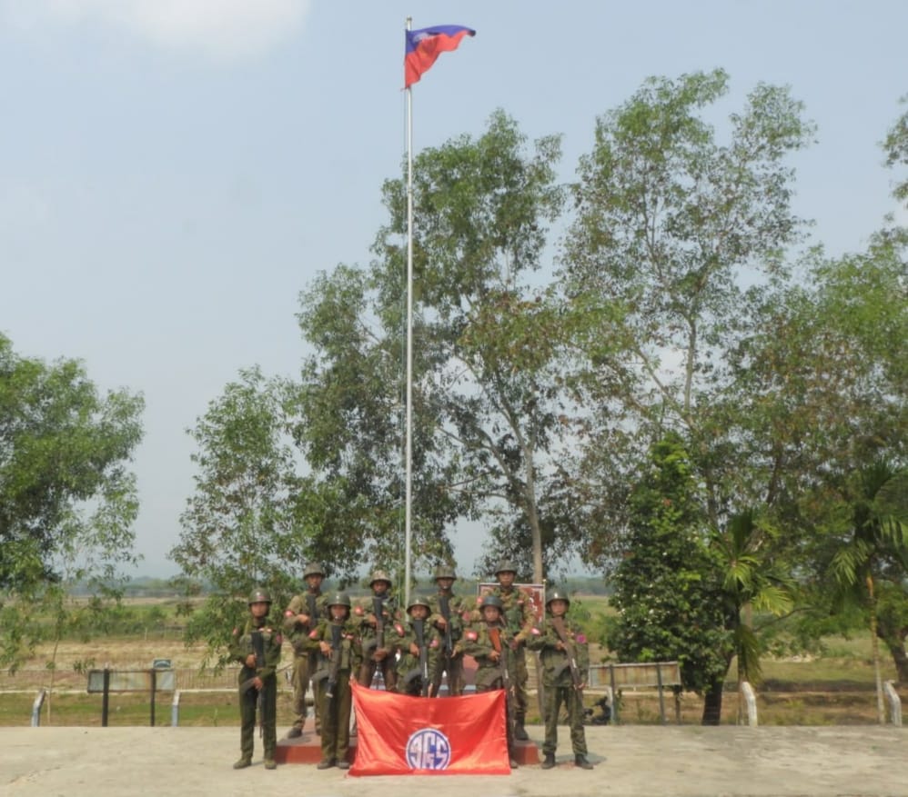 (ခမရ ၅၆၄ မြေပုံနှင့် ခမရ ၅၆၄ တပ်ရင်းကို သိန်းပိုက်ပြီးနောက်တွေ့ရစဥ်။ဓါတ်ပုံ-AA Info Desk)