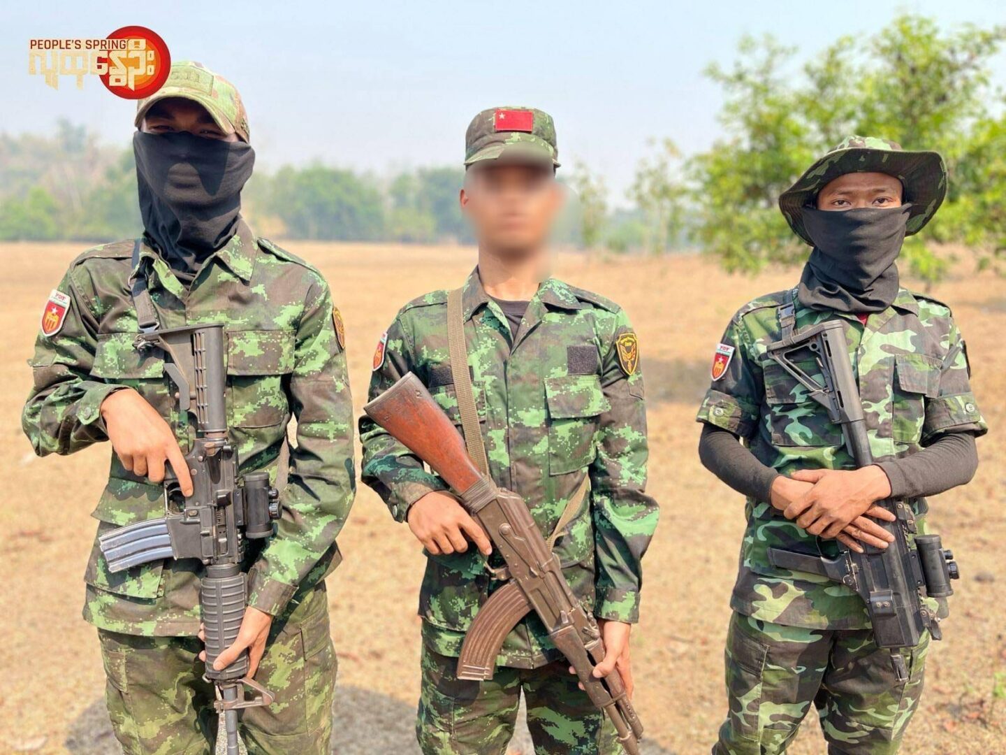 (ရဲဘော်မိုက်ကီတို့ သူငယ်ချင်းသုံးအား တွေ့ရစဉ်/ဟောင်းသရောမြစ်အား ငေးကြည့်နေသော ရဲဘော်ရှိုင်းရွာ။ ဓာတ်ပုံ - PS)