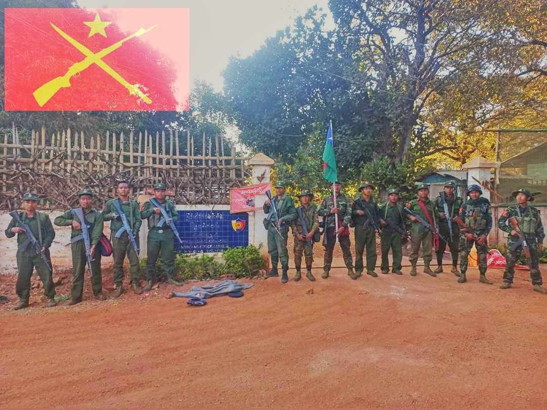 (PNLA တပ်ဖွဲ့ဝင်များ နှင့် ဖေဖော်ဝါရီလနောက်ဆုံးပါတ်တိုက်ပွဲတွင် စစ်ကောင်စီတပ်ထံမှ သိမ်းဆည်းရရှိသောလက်နက်ခဲယမ်းများ။ဓါတ်ပုံ-PNLA News &Info)