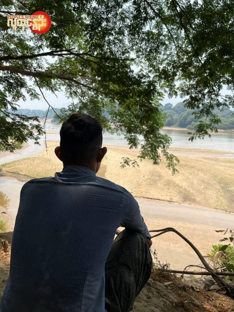 (ရဲဘော်မိုက်ကီတို့ သူငယ်ချင်းသုံးအား တွေ့ရစဉ်/ဟောင်းသရောမြစ်အား ငေးကြည့်နေသော ရဲဘော်ရှိုင်းရွာ။ ဓာတ်ပုံ - PS)