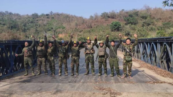 (ကချင်ပြည်နယ်ရှိ စခန်းသိမ်းတိုက်ပွဲတစ်ခုတွင်စစ်​ကောင်စီတပ်ထံမှ သိမ်းဆည်းရရှိ​သောလက်နက်ခဲယမ်းအချို့ နှင့် KIA တပ်ဖွဲ့ဝင်များ ။(ပုံအ​ဟောင်းဖြစ်ပါသည်)/ ဓါတ်ပုံ-Myu Tsaw Kasa)
