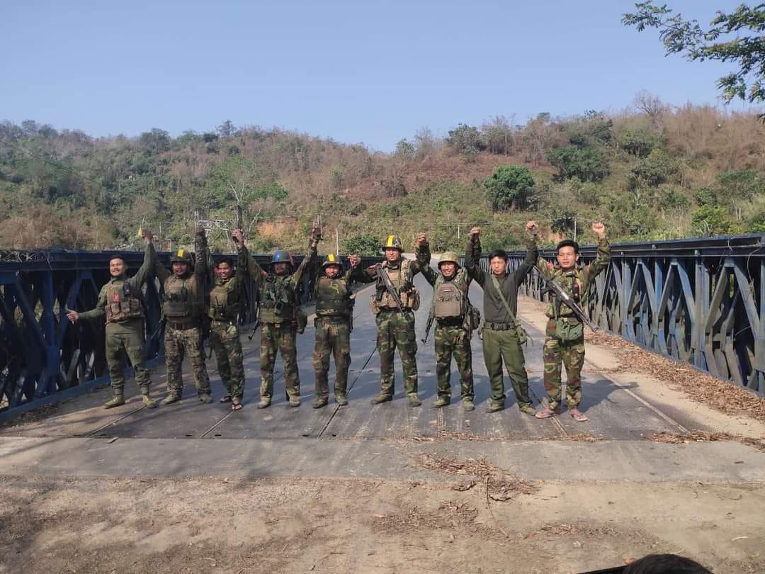 (ကချင်ပြည်နယ်ရှိ စခန်းသိမ်းတိုက်ပွဲတစ်ခုတွင်စစ်​ကောင်စီတပ်ထံမှ သိမ်းဆည်းရရှိ​သောလက်နက်ခဲယမ်းအချို့ နှင့် KIA တပ်ဖွဲ့ဝင်များ ။(ပုံအ​ဟောင်းဖြစ်ပါသည်)/ ဓါတ်ပုံ-Myu Tsaw Kasa)