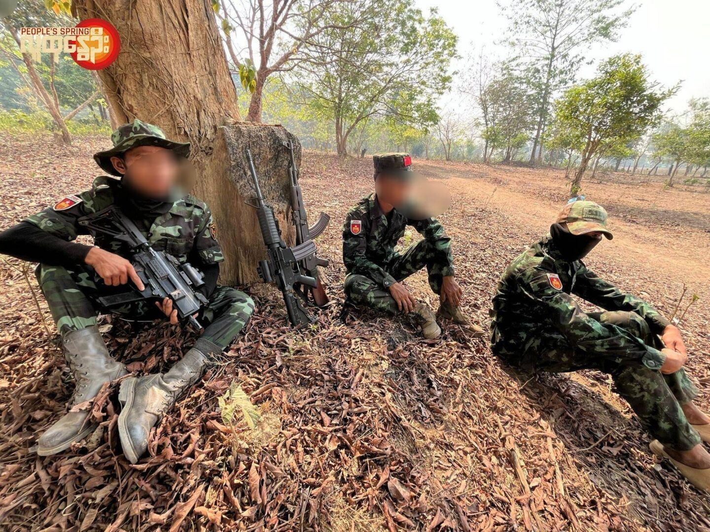 (ရဲဘော်မိုက်ကီတို့ သူငယ်ချင်းသုံးအား တွေ့ရစဉ်/ဟောင်းသရောမြစ်အား ငေးကြည့်နေသော ရဲဘော်ရှိုင်းရွာ။ ဓာတ်ပုံ - PS)