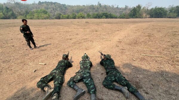 (ရဲဘော်မိုက်ကီတို့ သူငယ်ချင်းသုံးအား တွေ့ရစဉ်/ဟောင်းသရောမြစ်အား ငေးကြည့်နေသော ရဲဘော်ရှိုင်းရွာ။ ဓာတ်ပုံ - PS)