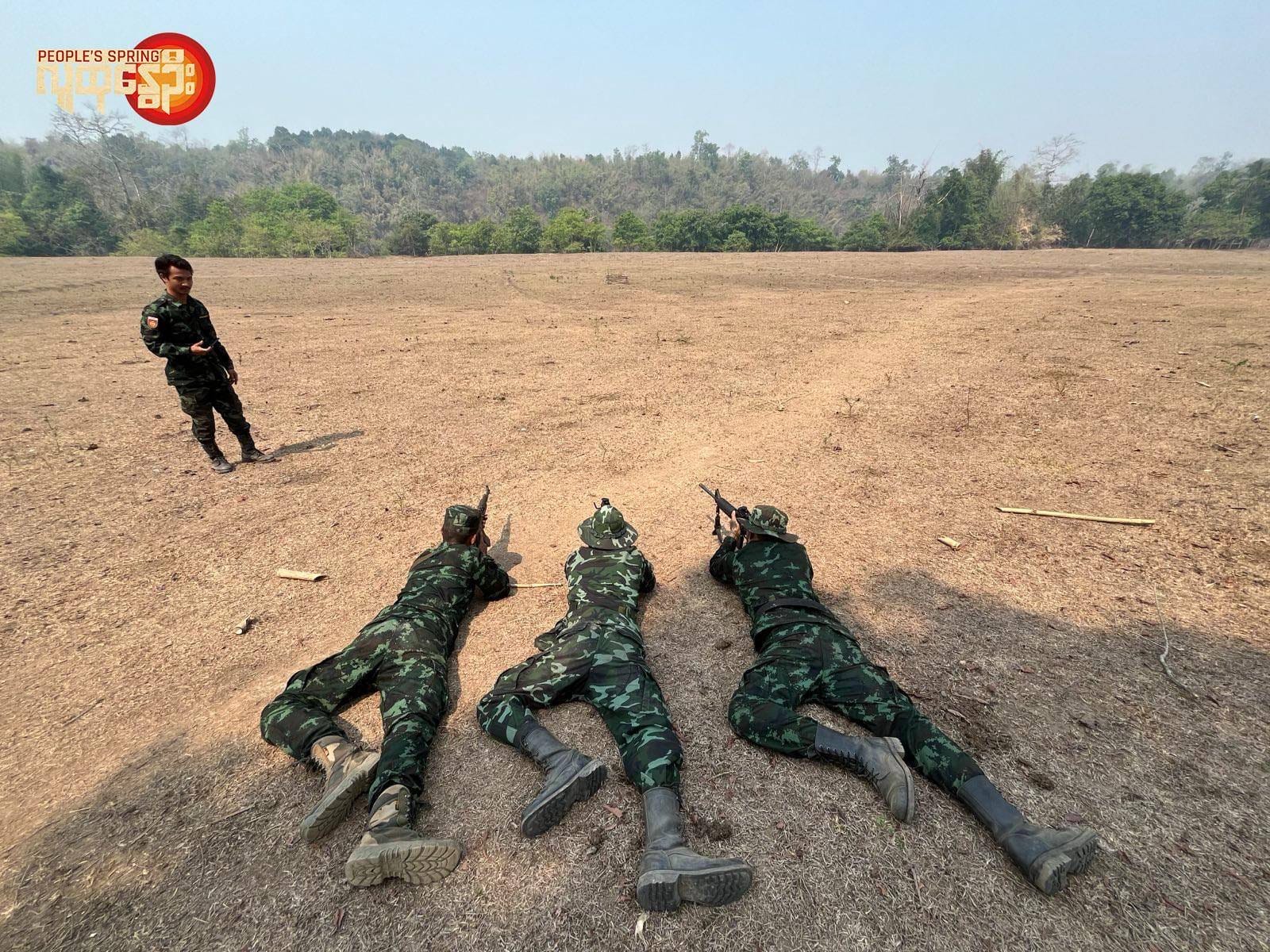 (ရဲဘော်မိုက်ကီတို့ သူငယ်ချင်းသုံးအား တွေ့ရစဉ်/ဟောင်းသရောမြစ်အား ငေးကြည့်နေသော ရဲဘော်ရှိုင်းရွာ။ ဓာတ်ပုံ - PS)