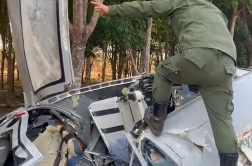 (​ကော်ဘရာပစ်ချခဲ့​​သော Eurocopter 365 ရဟတ်ယာဥ်ပျက်ကို ​စစ်ဆင်​ရေးမှူး ဗိုလ်ဒါ​​ဘောကြည့်ရှု​နေစဥ်။ဓါတ်ပုံ-Saw Kaw)