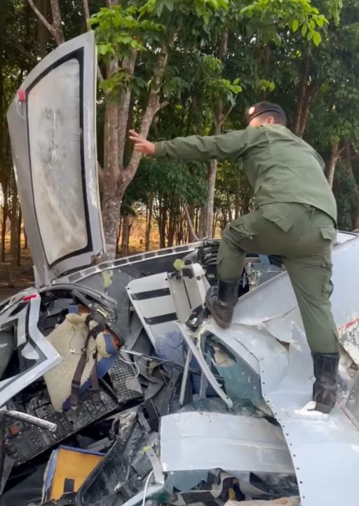 (​ကော်ဘရာပစ်ချခဲ့​​သော Eurocopter 365 ရဟတ်ယာဥ်ပျက်ကို ​စစ်ဆင်​ရေးမှူး ဗိုလ်ဒါ​​ဘောကြည့်ရှု​နေစဥ်။ဓါတ်ပုံ-Saw Kaw)