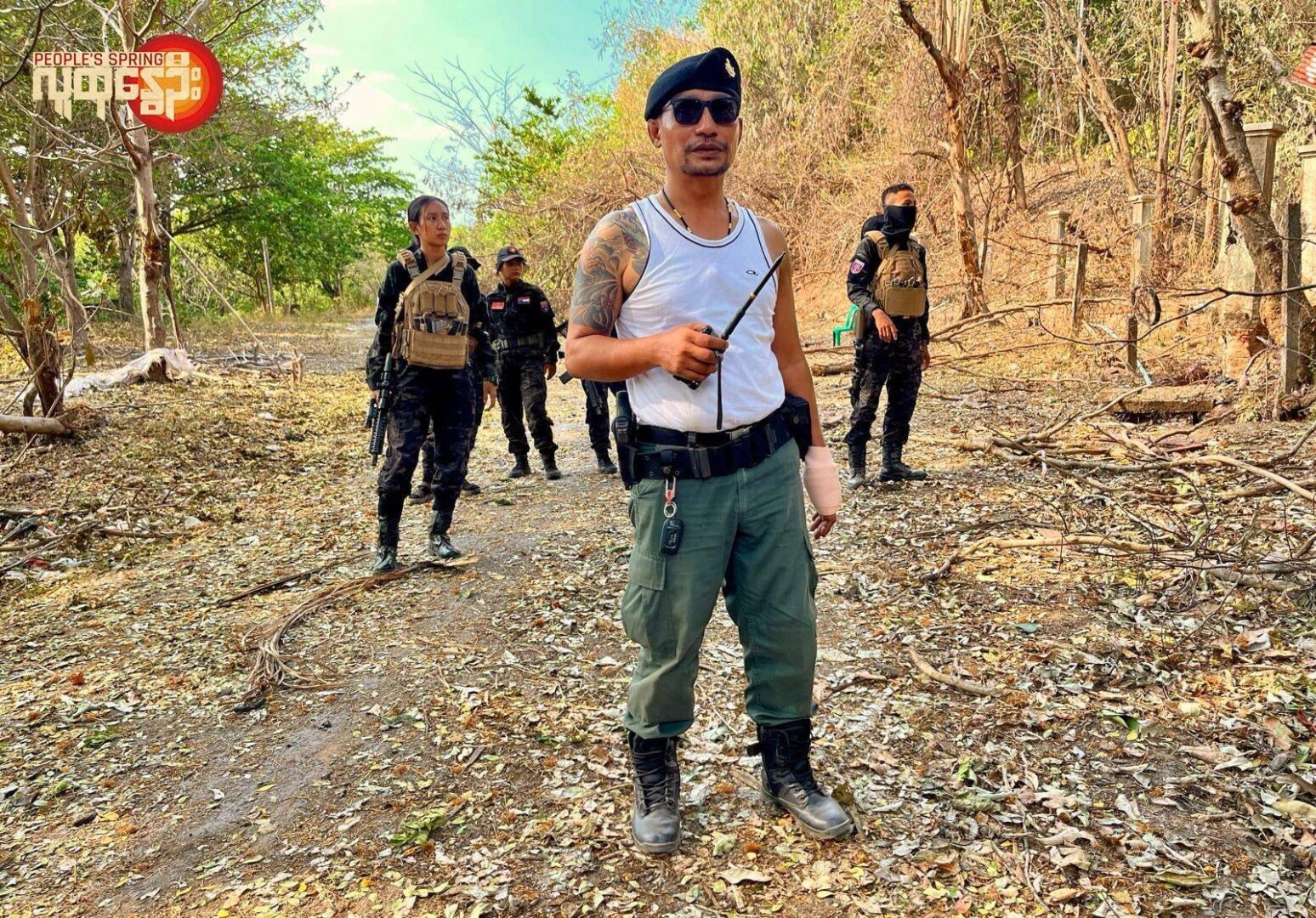 (ကော့ကရိတ်မြို့နယ်ရှိ စစ်ကောင်စီ လက်နက်ကြီးပစ်ခတ်မှုကြောင့် ပျက်စီးမှုများအား ကျားဖြူဒုစစ်ကြောင်းမှူးနှင့်အဖွဲ့ လိုက်လံကြည့်ရှု့နေစဉ်။ ဓာတ်ပုံ - People's Spring)