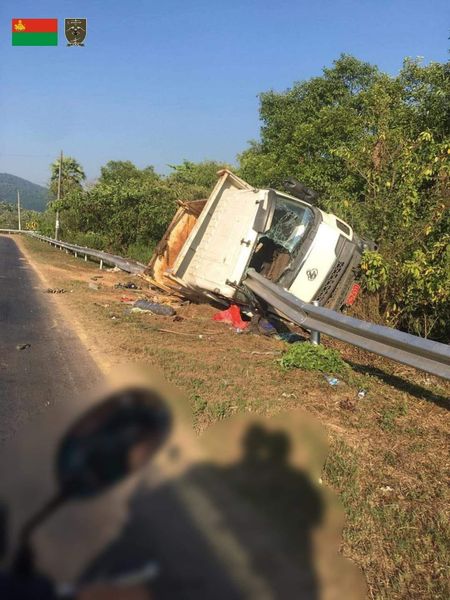 (စစ်ကူစစ်သားများတင်လာပြီး KNLA နှင့် ဗထူးတပ်မတော်-BHA တို့၏တိုက်ခိုက်မှုကြောင့်လမ်းဘေးတွင် ပျက်စီးကျန်ခဲ့သော မြေသယ်ကား။ဓါတ်ပုံ-BHA)