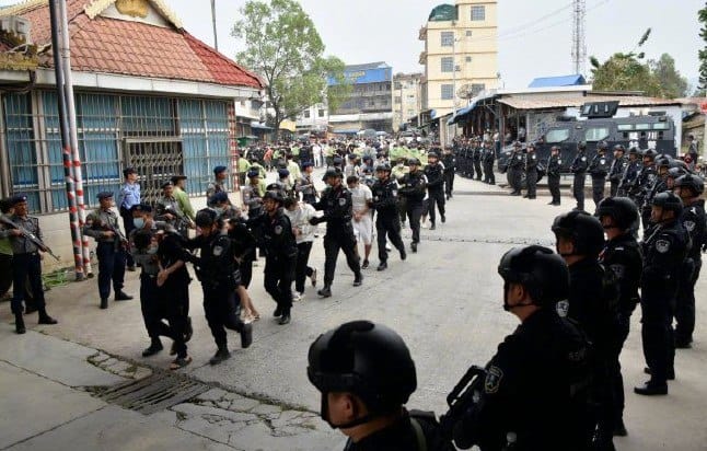 (မူဆယ် ကျားဖြန့်လုပ်ငန်းများမှ တရုတ်နိုင်ငံသားများကို တရုတ်ရဲတပ်ဖွဲ့က လွဲ​ပြောင်းယူ​နေစဥ်။ဓါတ်ပုံ-စစ်​ကောင်စီ)