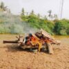 (အသတ်ခံရသူ ရုပ်အလောင်းနှစ်လောင်းအား မီးရှို့သင်္ဂြိုလ်ပေးနေစဉ်။ ဓာတ်ပုံ - CJ)