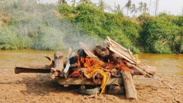 (အသတ်ခံရသူ ရုပ်အလောင်းနှစ်လောင်းအား မီးရှို့သင်္ဂြိုလ်ပေးနေစဉ်။ ဓာတ်ပုံ - CJ)