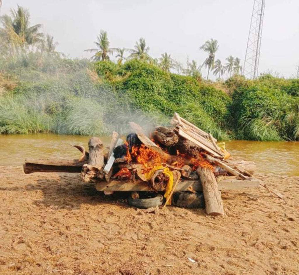 (အသတ်ခံရသူ ရုပ်အလောင်းနှစ်လောင်းအား မီးရှို့သင်္ဂြိုလ်ပေးနေစဉ်။ ဓာတ်ပုံ - CJ)