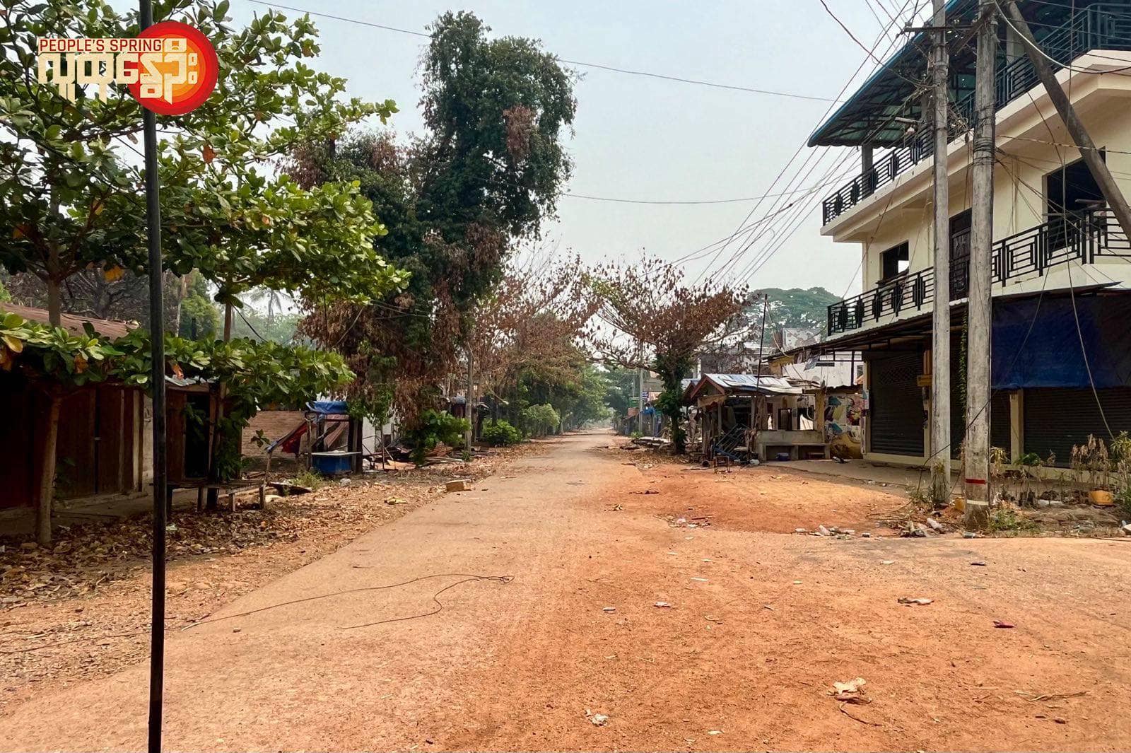 (တောင်ပိုင်းတိုင်း အမှတ်(၃၁)ဗျူဟာမှူးအဖွဲ့နှင့်စစ်ကောင်စီတပ် လေကြောင်း၊လက်နက်ကြီးနှင့် မီးလောင်ဗုံးအသုံးပြုတိုက်ခိုက်မှုကြောင့် ကော့ကရိတ်မြို့ရှိ နေအိမ်များ ပျက်စီးနေသည်ကို တွေ့ရစဥ်။ ဓာတ်ပုံ - PS)