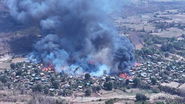(ထီးလင်းမြို့နယ်ရှိ ရေမျက်နီကျေးရွာကို စစ်ကောင်စီတပ်က ယမန့်နေ့တွင် မီးရှို့ဖျက်ဆီးနေစဉ်။ ဓာတ်ပုံ - CJ)