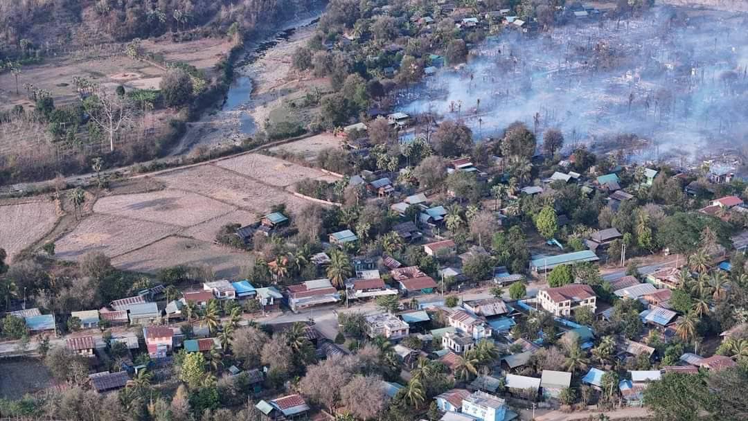 (ထီးလင်းမြို့နယ်ရှိ ရေမျက်နီကျေးရွာကို စစ်ကောင်စီတပ်က ယမန့်နေ့တွင် မီးရှို့ဖျက်ဆီးနေစဉ်။ ဓာတ်ပုံ - CJ)