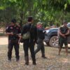 (တောင်ပိုင်းတိုင်း အမှတ်(၃၁)ဗျူဟာမှူးအဖွဲ့နှင့်စစ်ကောင်စီတပ် လေကြောင်း၊လက်နက်ကြီးနှင့် မီးလောင်ဗုံးအသုံးပြုတိုက်ခိုက်မှုကြောင့် ကော့ကရိတ်မြို့ရှိ နေအိမ်များ ပျက်စီးနေသည်ကို တွေ့ရစဥ်။ ဓာတ်ပုံ - PS)