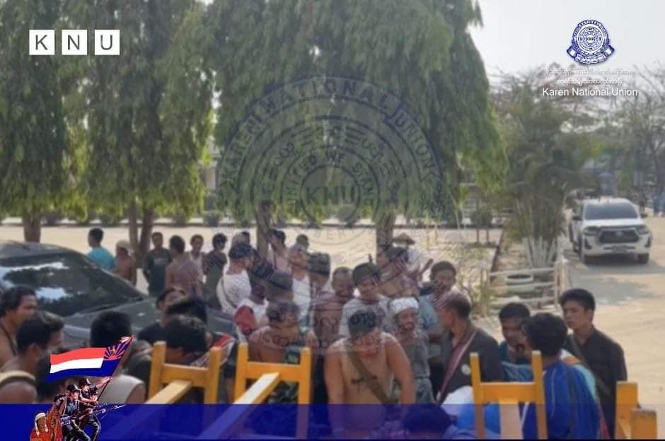 (သင်္ဃန်းညီနောင် ဗျူဟာ မှ သိမ်းဆည်းရရှိသောလက်နက်ခဲယမ်းများနှင့် ဖမ်းဆီးရရှိသောစစ်သုံ့ပန်းများ။ဓါတ်ပုံ-KNU)