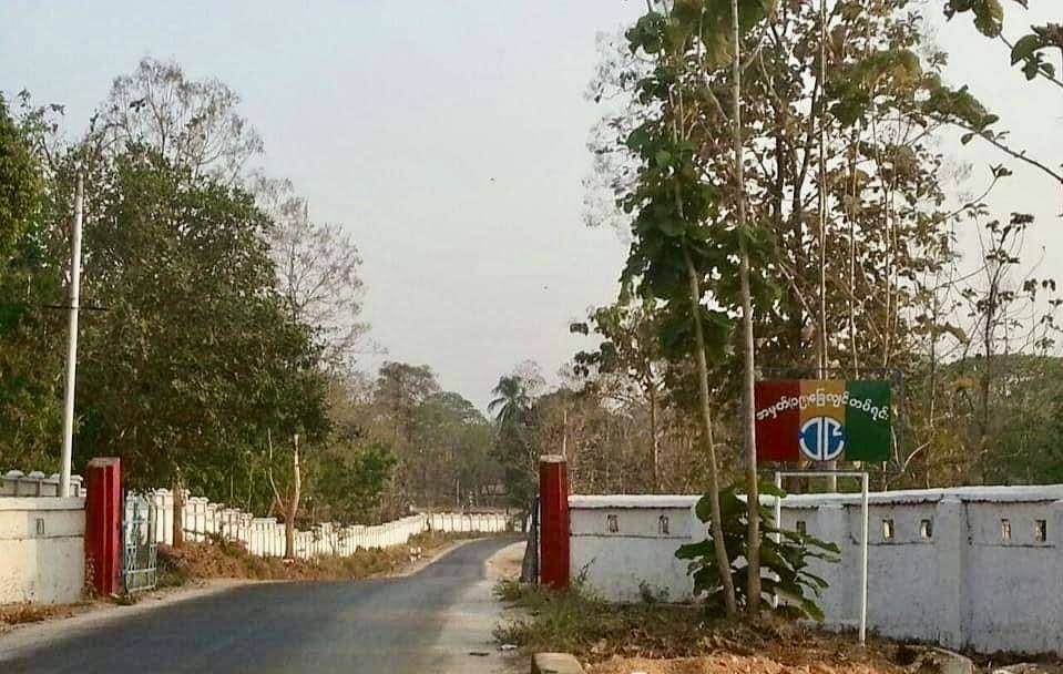 (ဖာပွန်မြို့ရှိ စစ်ကောင်စီ၏ ခလရ(၁၉)တပ်ရင်းအား သိမ်းပိုက်ပြီးနောက် တွေ့ရစဉ်။ ဓာတ်ပုံ - Saw Ba Kaung/Facebook)