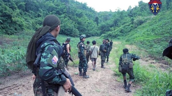 (ကော်ဘရာစစ်ကြောင်းမှ ရဲဘော်များအား တွေ့ရစဥ်(ပုံအဟောင်း အသုံးပြုထားပါသည်။ ဓာတ်ပုံ - Cobra Column)
