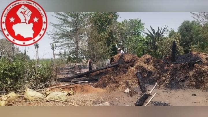 (မီးရှို့ဖျက်ဆီးခံရသော နေအိမ်များအား တွေ့ရစဥ်။ ဓာတ်ပုံ-Wetlet Informational Network)