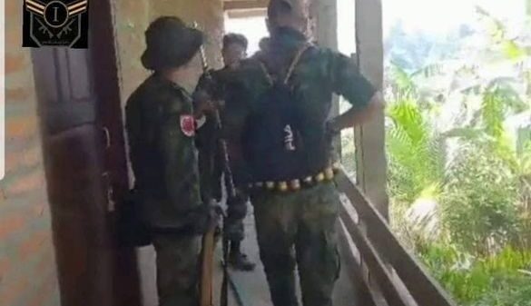 (မြိတ်ခရိုင် ပြည်သူ့ကာကွယ်ရေးပူးပေါင်းအဖွဲ့မှ ရဲဘော်များအား တွေ့ရစဉ်။ ဓာတ်ပုံ - ADF)