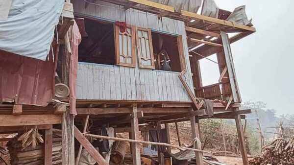 (ယနေ့ လေကြောင်းတိုက်ခိုက်မှုကြောင့် ပျက်စီးသွားသည့်နေအိမ်တစ်လုံးအား တွေ့ရစဥ်။ ဓာတ်ပုံ - CJ)