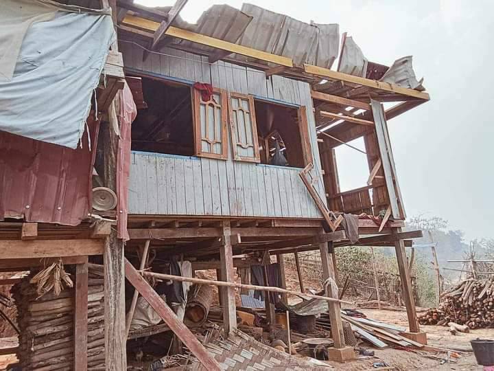 (ယနေ့ လေကြောင်းတိုက်ခိုက်မှုကြောင့် ပျက်စီးသွားသည့်နေအိမ်တစ်လုံးအား တွေ့ရစဥ်။ ဓာတ်ပုံ - CJ)
