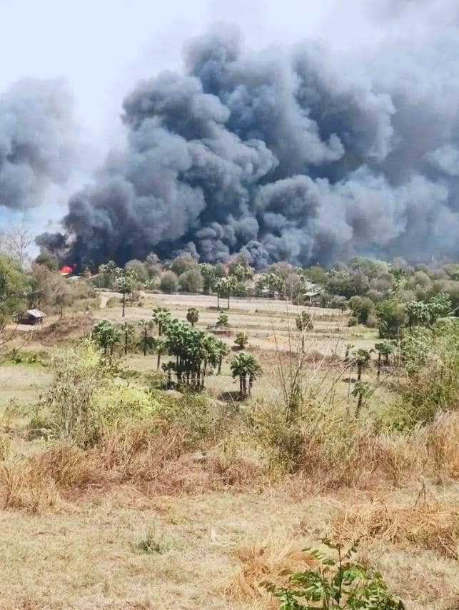 (ထီးလင်းမြို့နယ်ရှိ ရေမျက်နီကျေးရွာကို စစ်ကောင်စီတပ်က ယမန့်နေ့တွင် မီးရှို့ဖျက်ဆီးနေစဉ်။ ဓာတ်ပုံ - CJ)