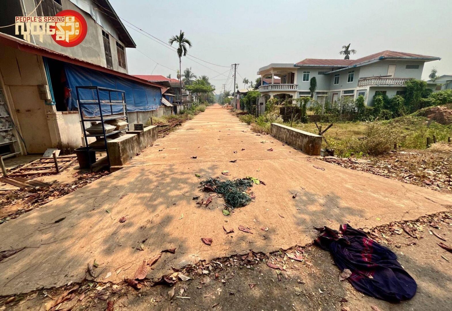 (ယနေ့နံနက် ကော့ကရိတ်မြို့၌ မီးလောင်နေစဥ်နှင့် စစ်ကောင်စီတပ် လေကြောင်း၊လက်နက်ကြီးနှင့် မီးလောင်ဗုံးအသုံးပြုတိုက်ခိုက်မှုကြောင့် ကော့ကရိတ်မြို့ရှိ နေအိမ်များ ပျက်စီးနေသည်ကို တွေ့ရစဥ်။ ဓာတ်ပုံ - PS)