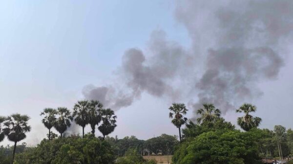 (ယနေ့နံနက် ကော့ကရိတ်မြို့၌ မီးလောင်နေသည်ကို အဝေးမှမြင်တွေ့ရစဥ်။ ဓာတ်ပုံ - PS)