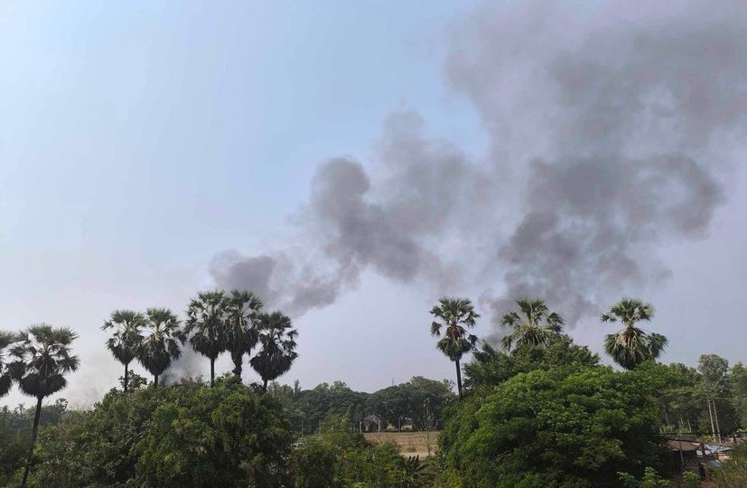 (ယနေ့နံနက် ကော့ကရိတ်မြို့၌ မီးလောင်နေသည်ကို အဝေးမှမြင်တွေ့ရစဥ်။ ဓာတ်ပုံ - PS)