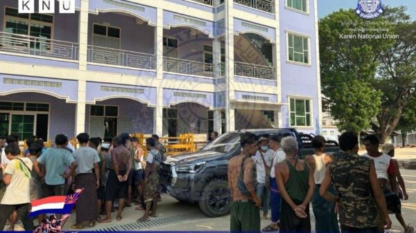 (သင်္ဃန်းညီနောင်ဗျူဟာမှ လက်နက်ချအညံ့ခံသောစစ်သုံ့ပန်းများ။ဓာတ်ပုံ-KNU)