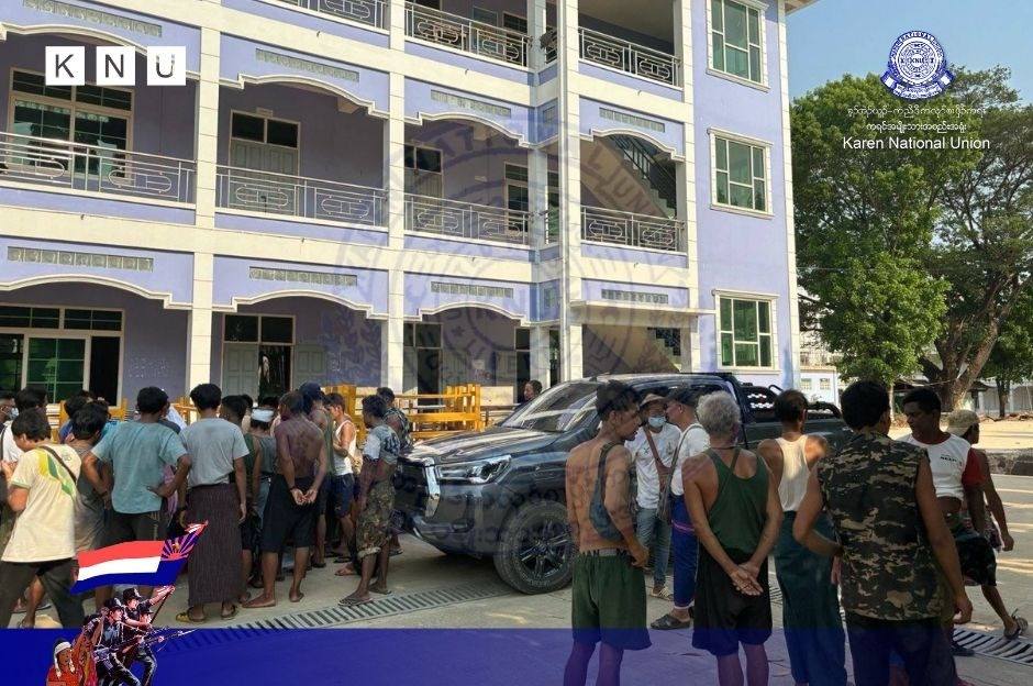(သင်္ဃန်းညီနောင်ဗျူဟာမှ လက်နက်ချအညံ့ခံသောစစ်သုံ့ပန်းများ။ဓာတ်ပုံ-KNU)