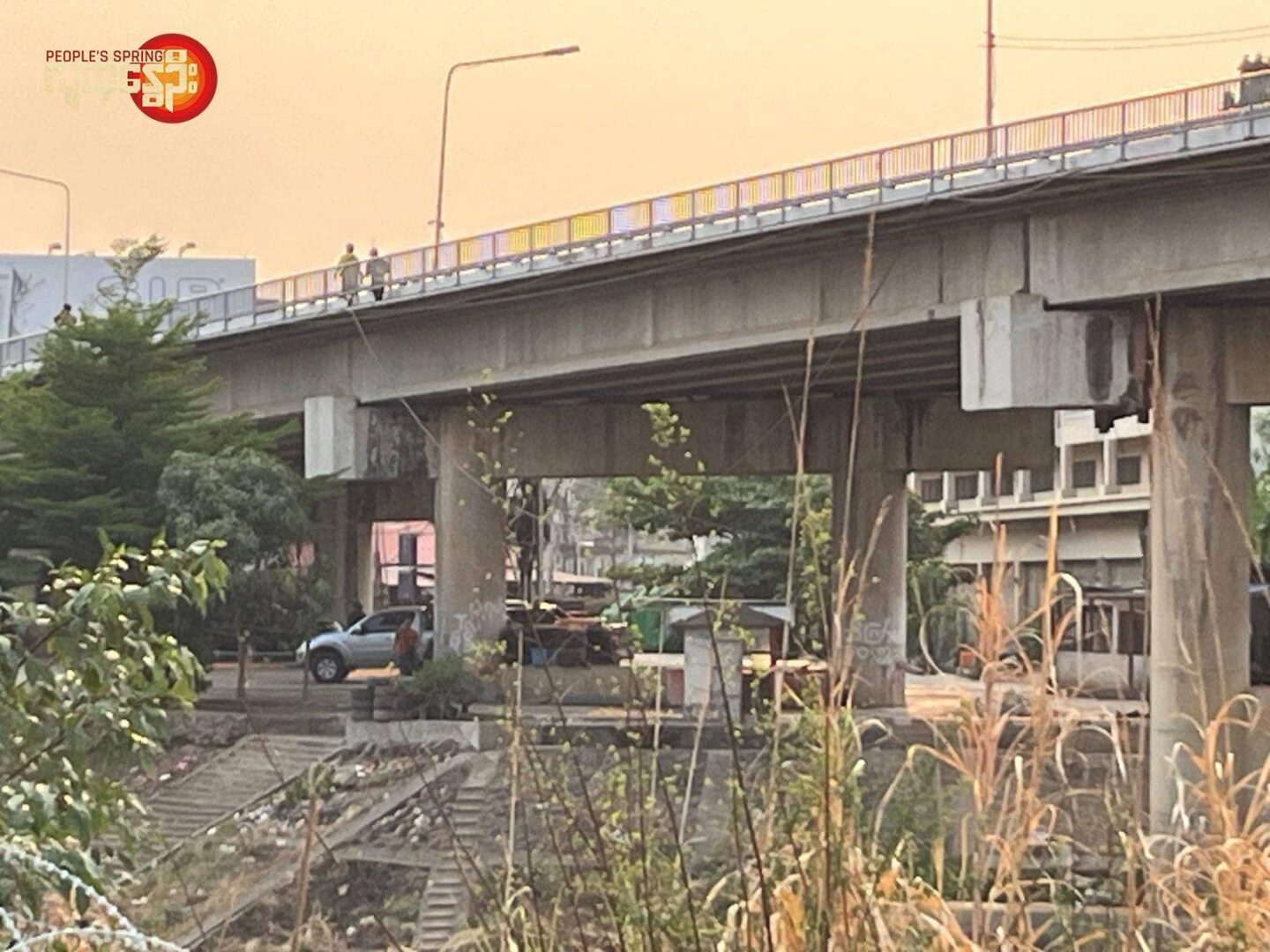 (မဲဆောက် - မြဝတီ အမှတ်(၁)တံတားအောက်တွင် နေရာယူထားသော ကရင်ပူးပေါင်းတပ်မှ ရဲဘော်များအား မြင်တွေ့ရစဉ်။ ဓာတ်ပုံ - PS)