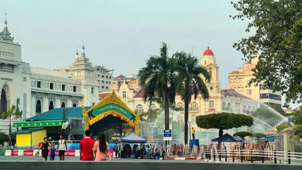 (ရန်ကုန်မြို့ရှိ စစ်ကောင်စီ၏ သင်္ကြန်မဏ္ဍပ်များနှင့် လမ်းမပေါ်၌ ယာဉ်အသွာဒ၊အလာခြောက်ကပ်နေသည်ကို တွေ့ရစဥ်။ ဓာတ်ပုံ - People's Spring)