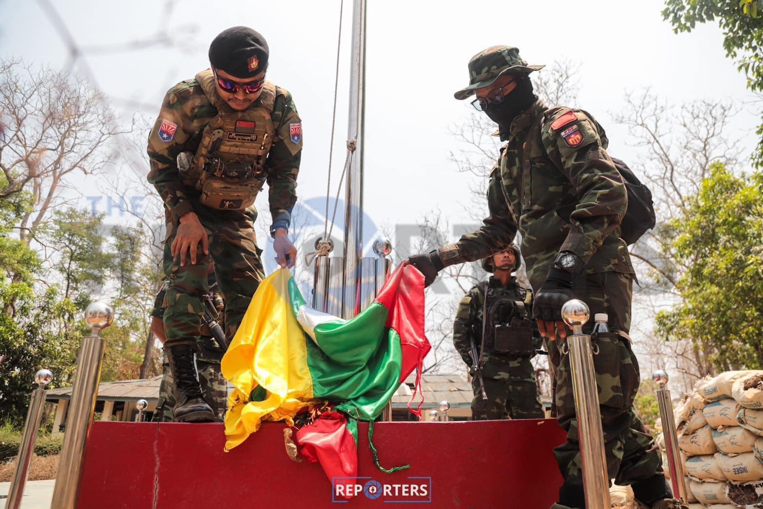 မြဝတီမြို့ရှိ ခလရ(၂၇၅)တပ်ရင်းအား KNLAနှင့် ကော်ဘရာပူးပေါင်းတပ် သိမ်းပိုက်ပြီးနောက် တွေ့ရစဉ်