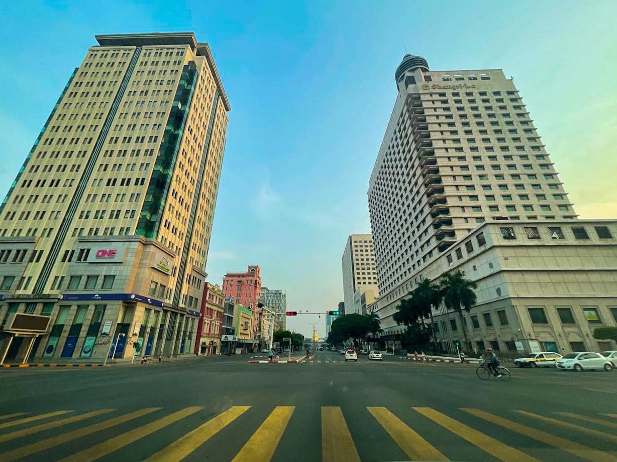 (ရန်ကုန်မြို့ရှိ စစ်ကောင်စီ၏ သင်္ကြန်မဏ္ဍပ်များနှင့် လမ်းမပေါ်၌ ယာဉ်အသွာဒ၊အလာခြောက်ကပ်နေသည်ကို တွေ့ရစဥ်။ ဓာတ်ပုံ - People's Spring)